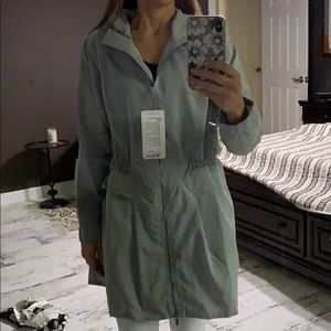 NWT pack and glide jacket in silver